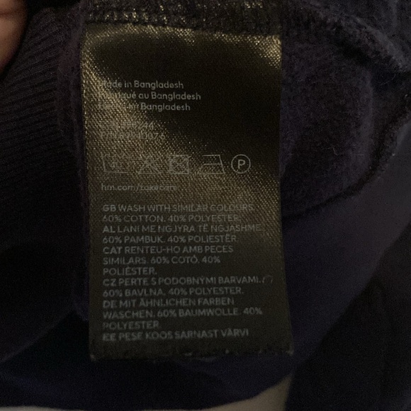 H&M crew neck navy blue sweater. A2 - Picture 3 of 5